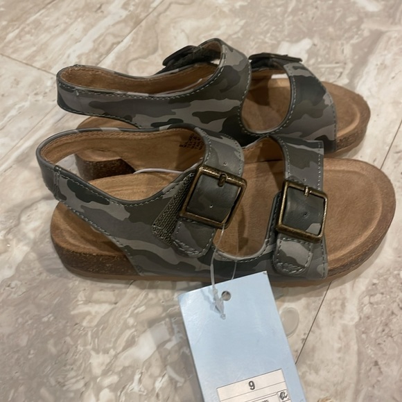 New with tag size 9 kids buckle sandals Cat & Jack green camo - Picture 3 of 4